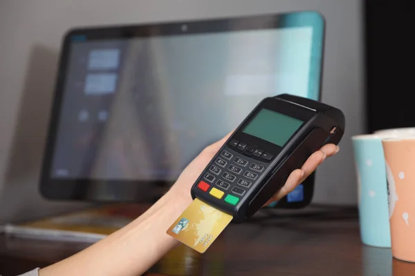 Mujer que utiliza la máquina de tarjeta de crédito para el pago sin efectivo en la cafetería, primer plano. Espacio para texto — Foto de Stock