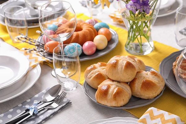 Εορταστικό Πάσχα πίνακα ρύθμιση με παραδοσιακό γεύμα — Φωτογραφία Αρχείου