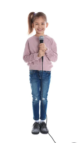 Jolie fille drôle avec microphone sur fond blanc — Photo