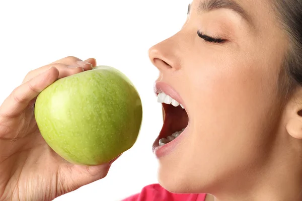 Mujer joven con dientes sanos y manzana sobre fondo blanco, primer plano — Foto de Stock