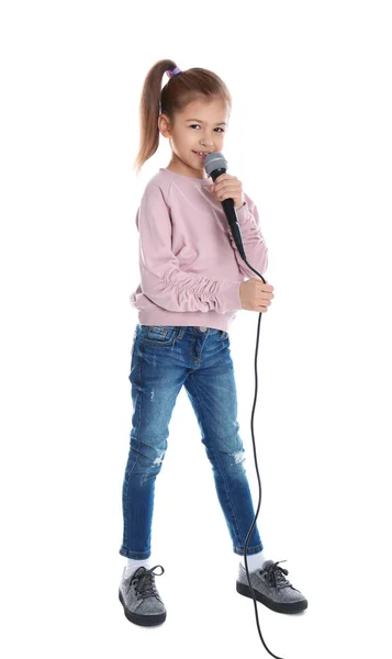 Nettes lustiges Mädchen mit Mikrofon auf weißem Hintergrund — Stockfoto