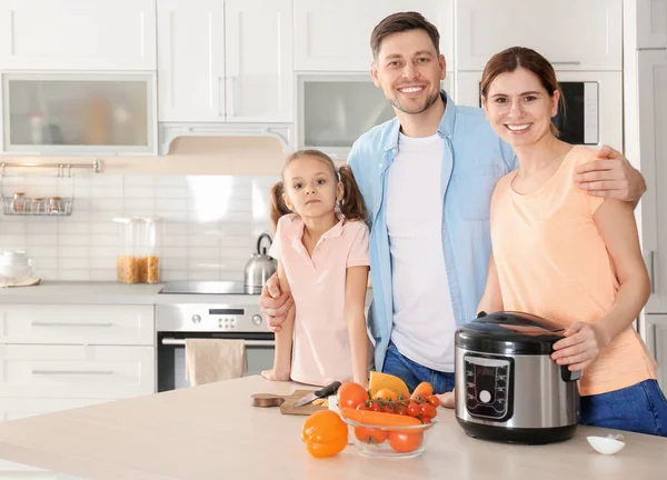 Família feliz com fogão multi moderno na cozinha — Fotografia de Stock