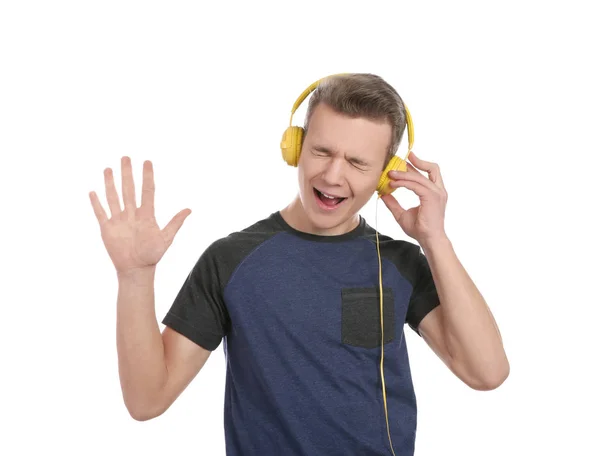 Teen pojke lyssna på musik med hörlurar på vit bakgrund — Stockfoto