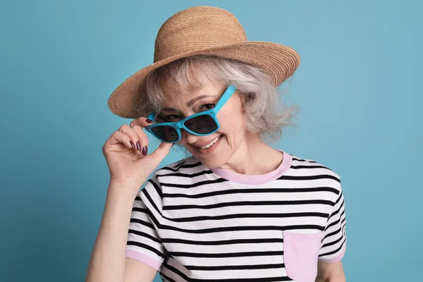 Retrato de mujer madura en traje hipster sobre fondo de color —  Fotos de Stock