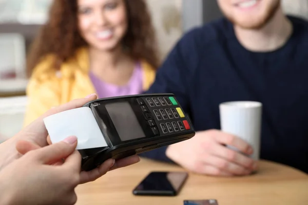 Clientes que utilizan la máquina de tarjeta de crédito para el pago sin efectivo en la cafetería, primer plano — Foto de Stock