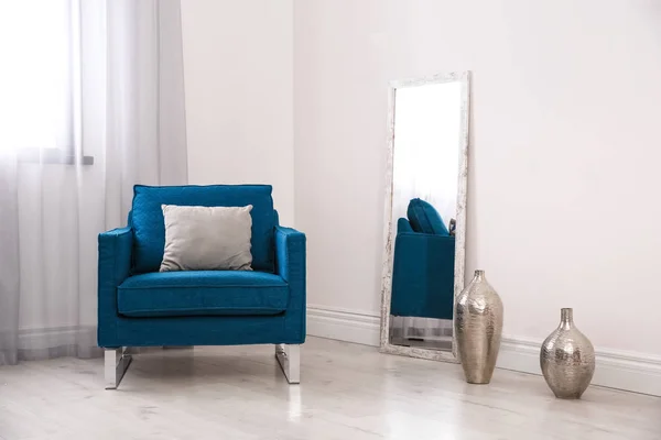 Сучасний інтер'єр стильної кімнати з затишним кріслом — стокове фото