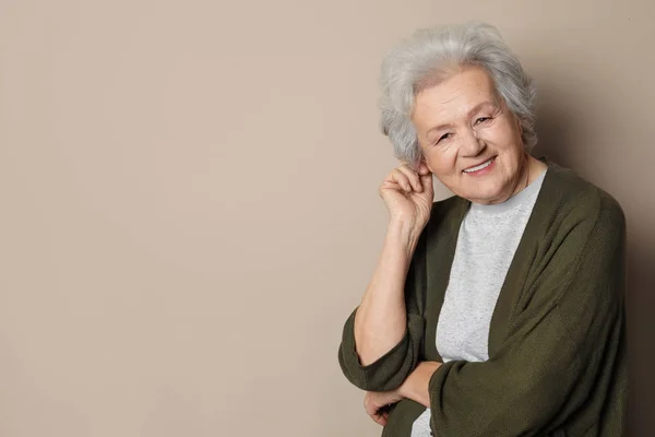 Portrét starší ženy na barvu pozadí. Prostor pro text — Stock fotografie