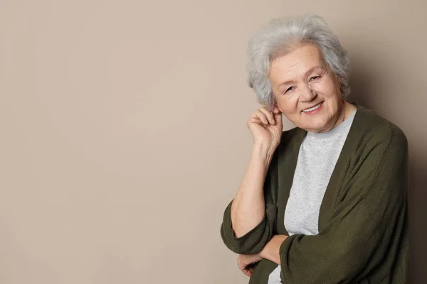 Retrato de mujer madura sobre fondo de color. Espacio para texto —  Fotos de Stock