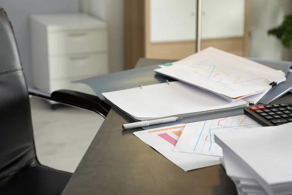Caneta, diferentes documentos e calculadora na mesa de escritório — Fotografia de Stock