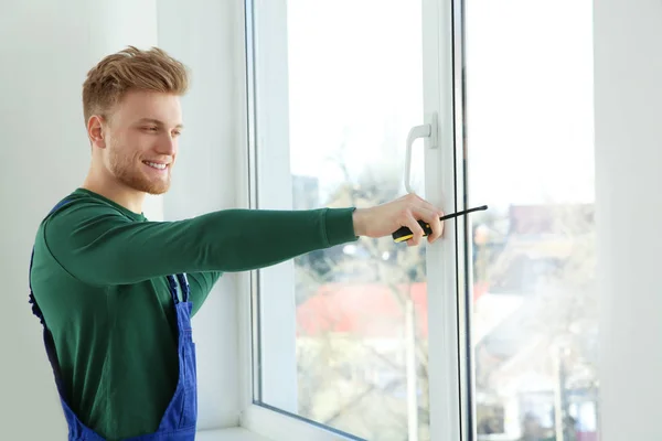 Servisní muž měřící okno pro instalaci uvnitř — Stock fotografie