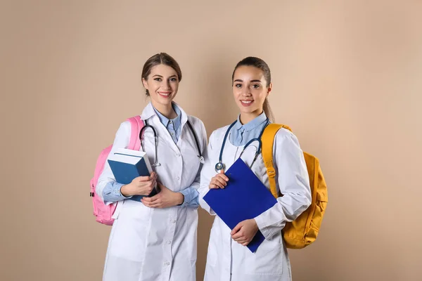 Χαρούμενος νεαρός φοιτητών Ιατρικής στο χρώμα φόντου — Φωτογραφία Αρχείου
