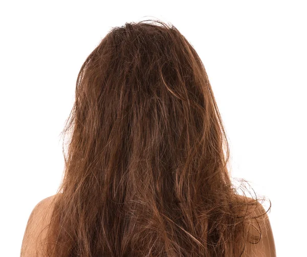 Женщина с запутанными каштановыми волосами на белом фоне — стоковое фото