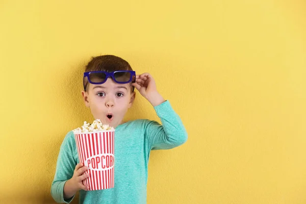 Ładny mały chłopiec z popcornem i okulary na kolor tła. Miejsca na tekst — Zdjęcie stockowe