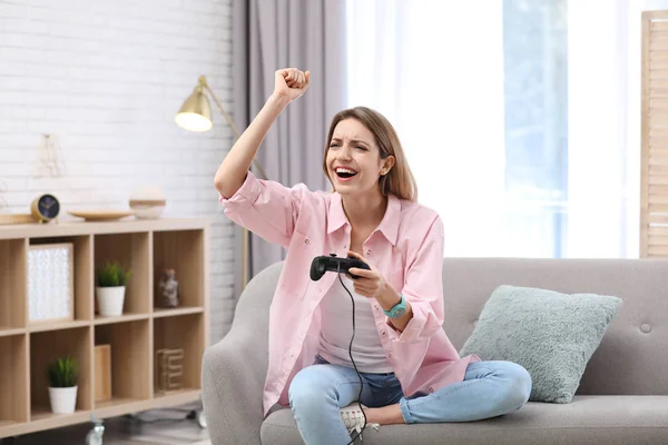 Emocional joven mujer jugando videojuego en casa —  Fotos de Stock