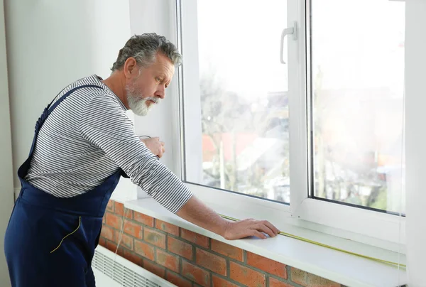 Service homme fenêtre de mesure pour l'installation à l'intérieur — Photo