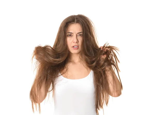 Емоційна жінка з заплутаним волоссям на білому тлі — стокове фото