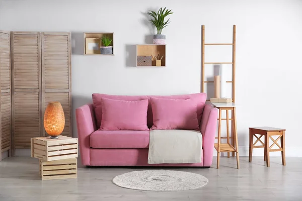Moderne woonkamer interieur met de stijlvolle roze sofa — Stockfoto