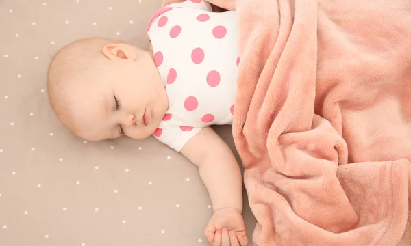 Niedliches kleines Mädchen, das im Kinderbett schläft. Schlafenszeit — Stockfoto