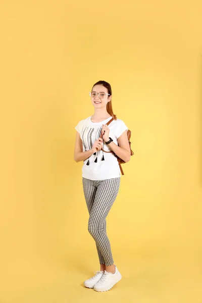 Renk arka plan üzerinde sırt çantası ile genç kız — Stok fotoğraf