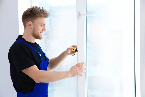 Servicetechniker messen Fenster für den Einbau in Innenräume. Raum für Text — Stockfoto