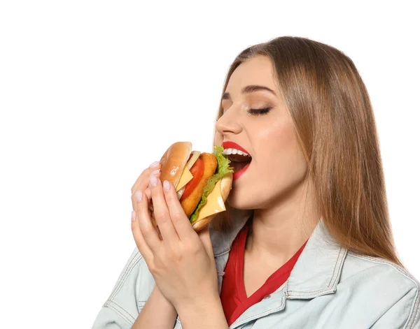 漂亮的女人吃美味的汉堡查出在白色 — 图库照片