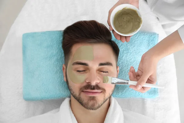 Kosmetolog tillämpa mask på kundens ansikte i spasalong, ovanför vyn — Stockfoto