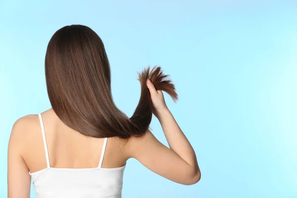 色の背景上の長い茶色の髪を持つ女性。テキストのためのスペース — ストック写真
