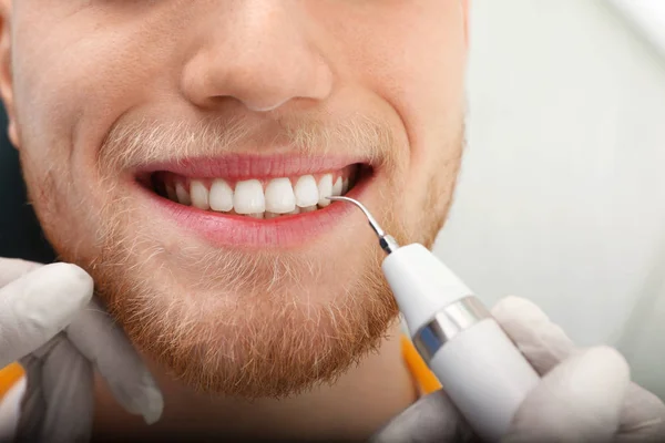 Professioneller Zahnarzt, der mit dem Patienten in einer modernen Klinik arbeitet, Nahaufnahme. Zahnpflege — Stockfoto