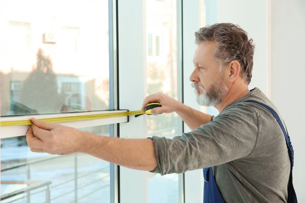 Içerideki kurulum için pencereyi ölçen servis elemanı — Stok fotoğraf