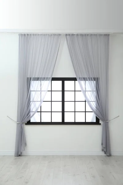 Moderne vindu med gardiner i rommet. Interiør – stockfoto