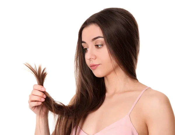 Emotionele vrouw met beschadigde haren op witte achtergrond. Gespleten haarpunten — Stockfoto