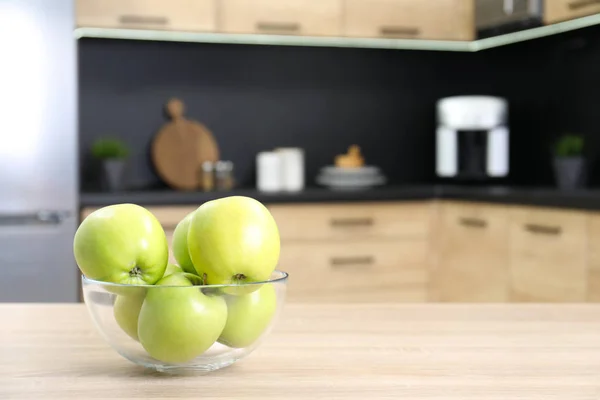 Mele verdi fresche su tavolo di legno in cucina. Spazio per testo — Foto Stock