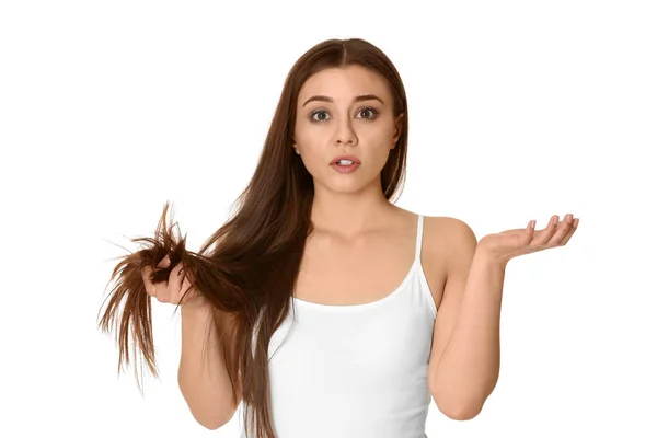 Эмоциональная женщина с поврежденными волосами на белом фоне. Сплит — стоковое фото