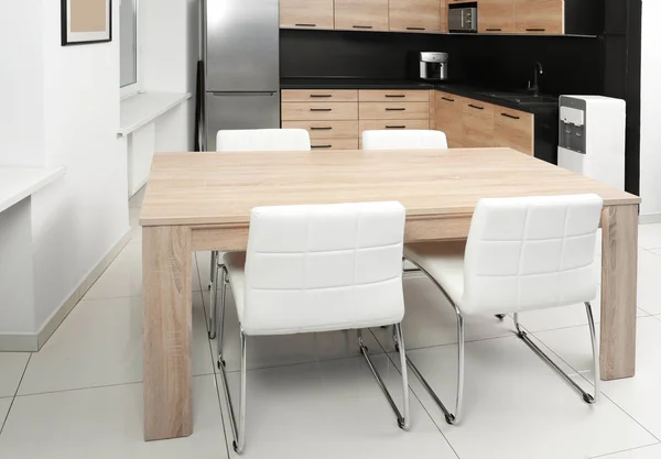 Acogedor interior de cocina moderna con muebles y electrodomésticos nuevos — Foto de Stock