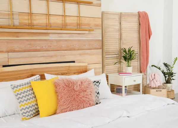 Stijlvolle kamer interieur met comfortabel bed in de buurt van houten muur — Stockfoto