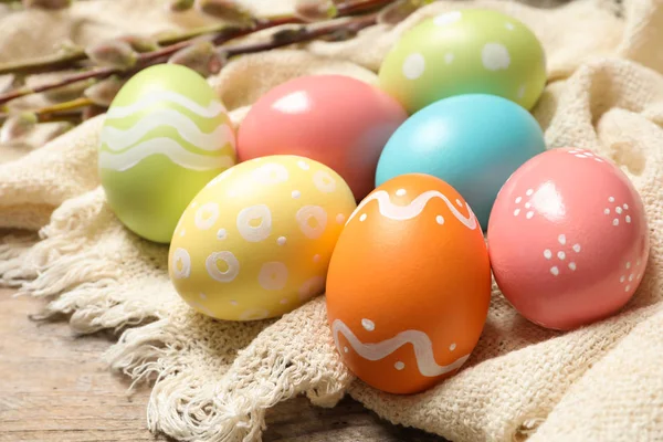 五颜六色的彩绘复活节彩蛋和布在桌子上, 特写镜头 — 图库照片