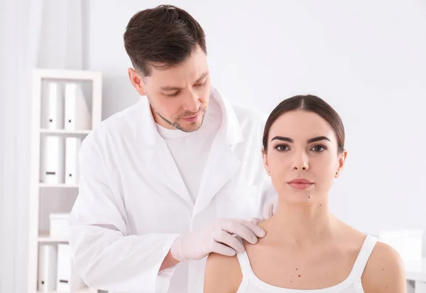 Médico examinando paciente na clínica. Dermatologista visitante — Fotografia de Stock