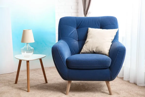 Rahat koltuk ile şık odası modern iç — Stok fotoğraf