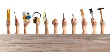 Erkekler farklı inşaat araçları ve beyaz arka plan, closeup ahşap yüzeyde tutan kümesi 