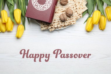Ahşap arka plan üzerinde düz yatıyordu kompozisyon hamursuz ekmek ve Tevrat ile. Mutlu Fısıh (Pesach)
