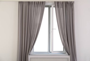 Oda içinde perdeleri ile yeni modern pencere