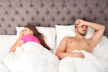 Yatak odasında ilişki sorunları olan genç çift üzgün