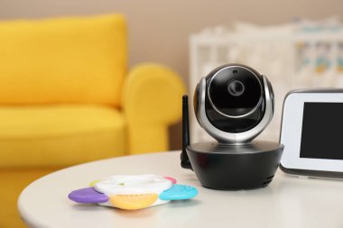 Modern Cctv güvenlik kamera, monitör ve kreş masada teether. Metin için yer