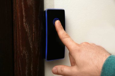 Alarm sistemi kapalı, closeup üzerinde parmak izi tarama adam