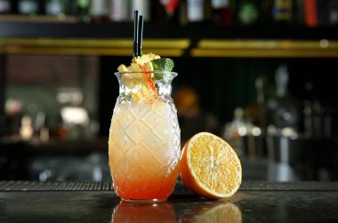 Taze alkollü tekila Sunrise kokteyl sayacı. Metin için yer