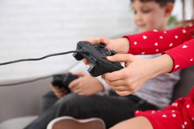 Evde, video oyun oynayan çocuk portre