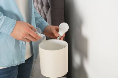 Değişen ampul lamba kapalı, closeup dostum. Metin için yer