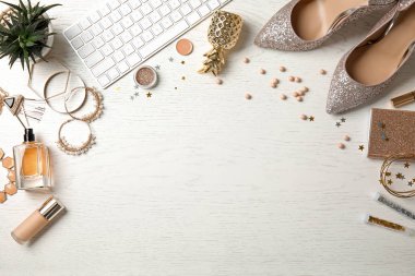 Kadın aksesuarları ve ahşap masa, metin için yer üstünde bilgisayar klavye düz yatıyordu kompozisyonu. Güzellik blogger'ın işyeri