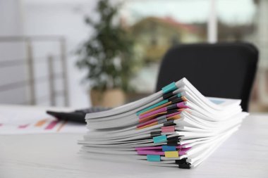 ATAÇ Ofis Masası üzerinde belgelerle yığını. Metin için yer