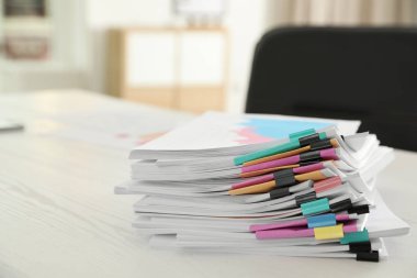 ATAÇ Ofis Masası üzerinde belgelerle yığını